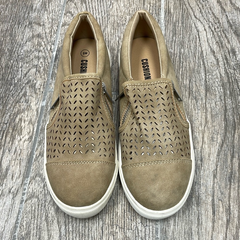 Cushionaire Laser-Cut Slip-On Sneaker with Zipper Detail Size 6